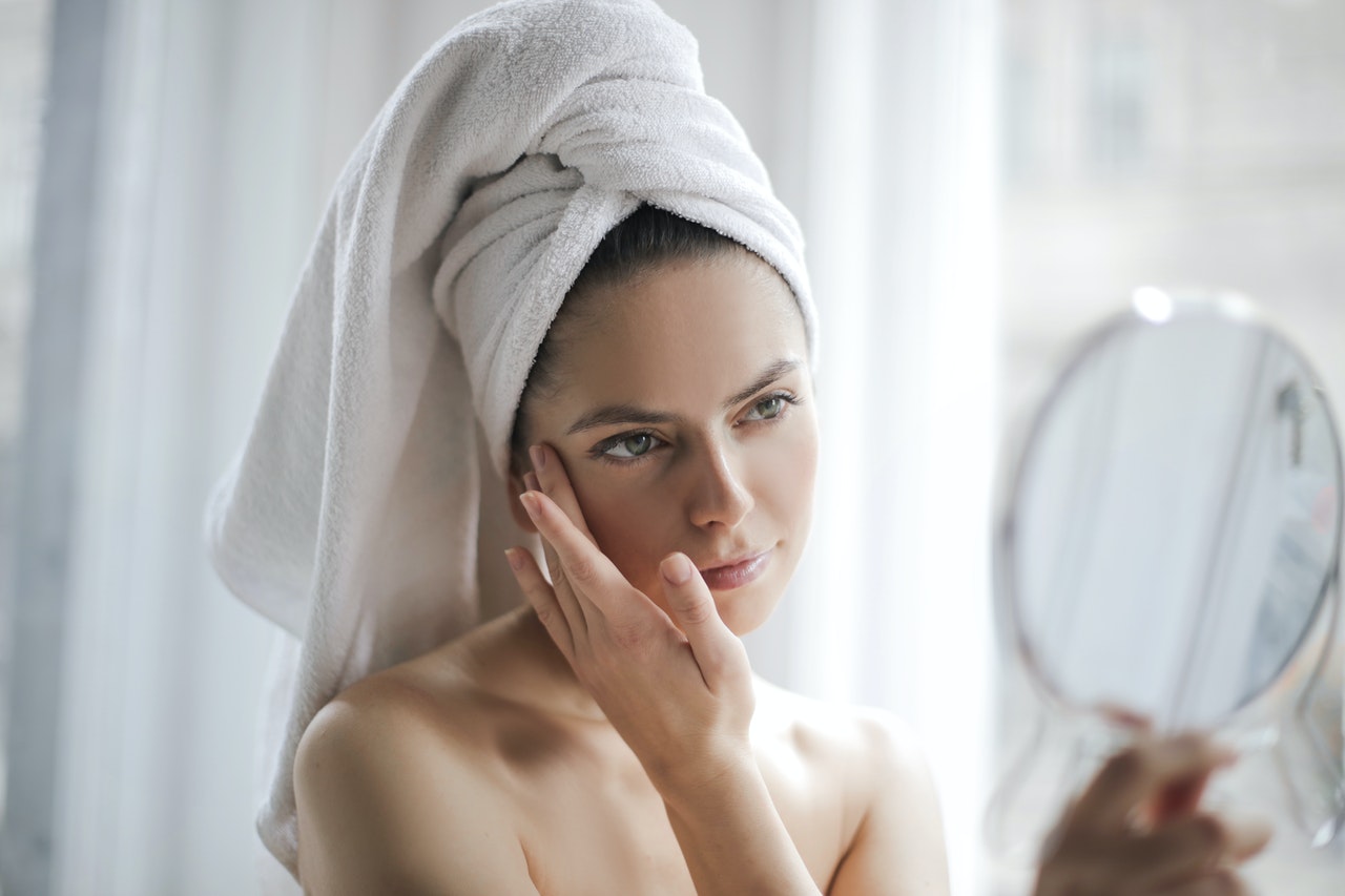 Melhores Sabonetes Faciais para manter o rosto limpo (Foto de Andrea Piacquadio no Pexels)