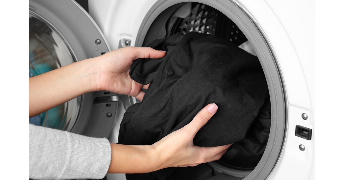 Calça Brim Preta: Como lavar sem manchar? Veja algumas dica