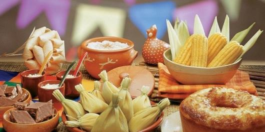 Quais são as comidas que enfeitam a mesa da festa junina?