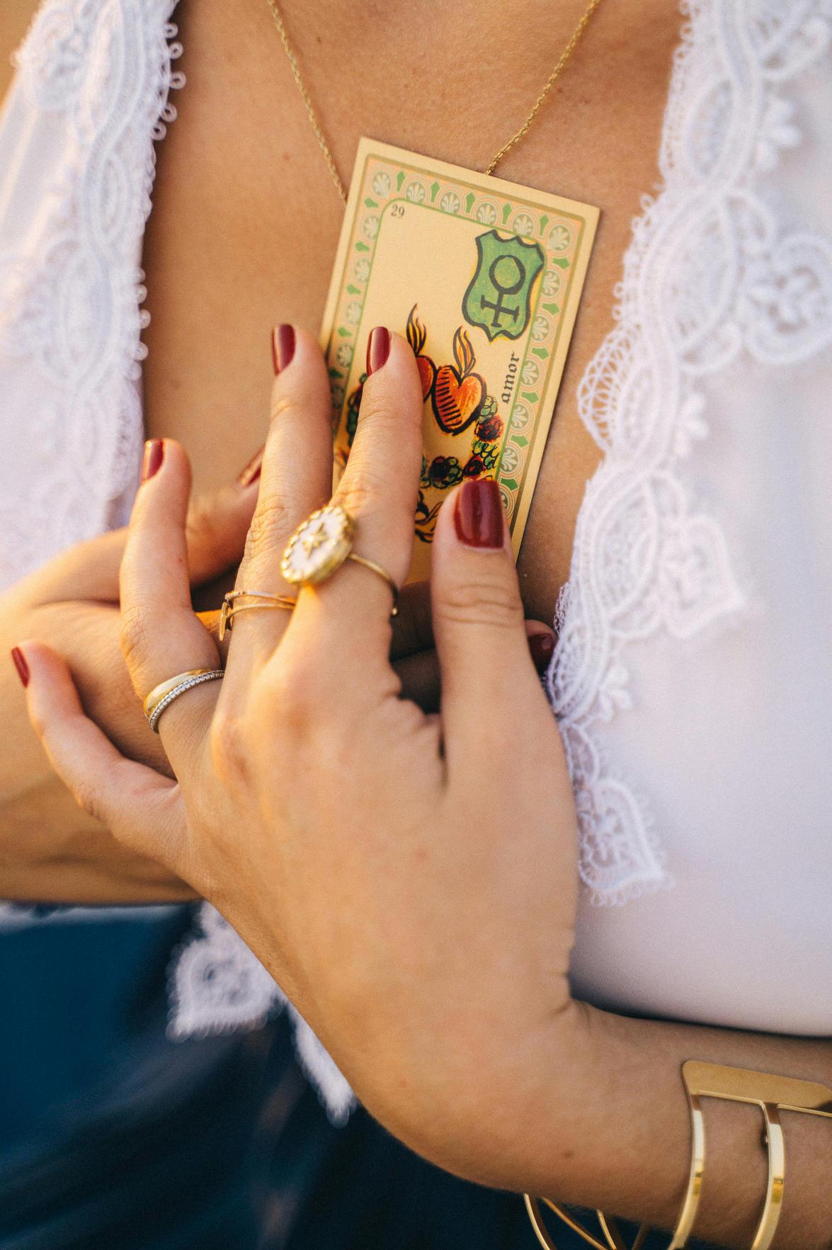 Moda Espiritual: Como Acessórios de Estilo Podem Conectar Você ao Tarot e à Astrologia