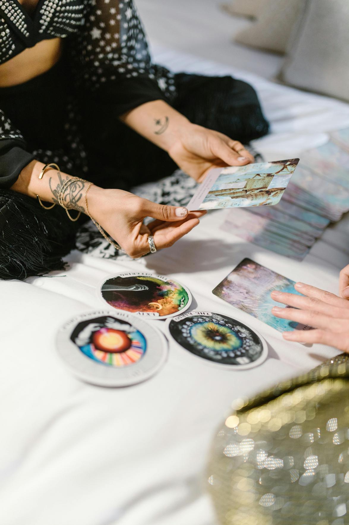 Autoconhecimento Através da Astrologia e Tarot: Guiando Suas Decisões Espirituais