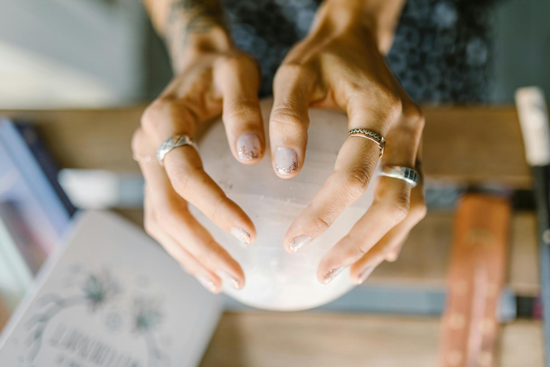 Transformação Espiritual: Como Usar Tarot e Astrologia para Guiar Suas Decisões de Vida